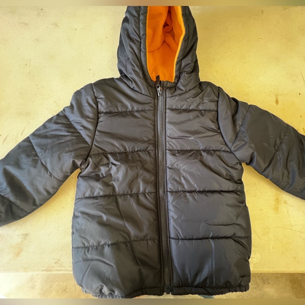 LONDON FOG BOYS NAVY PUFFER JACKET
MED (5-6) w/YELLOW FLEECE LINING HOODIE